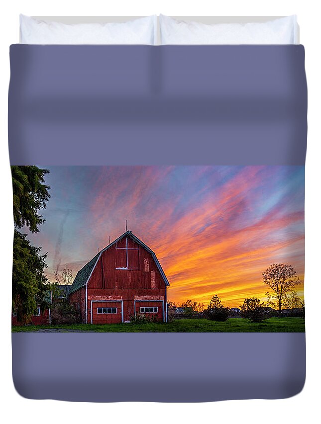 Red Barn At Sunset Duvet Cover featuring the photograph Red Barn At Sunset by Mark Papke