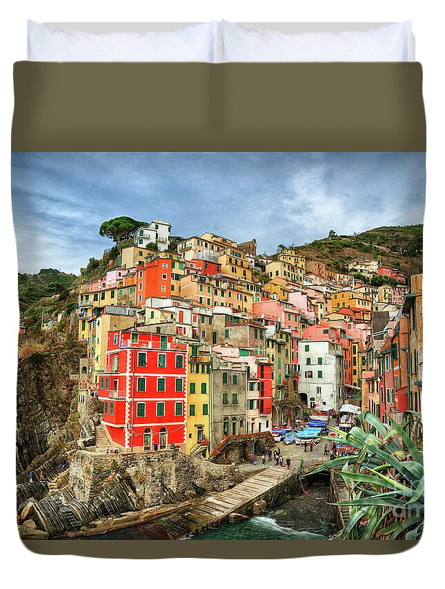 Historic Duvet Cover featuring the photograph Riomaggiore Cinque Terre by Wayne Moran