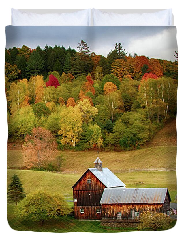 Pomfret Fall Colors Duvet Cover featuring the photograph Sleepy Hollow Barn in Autumn by Jeff Folger