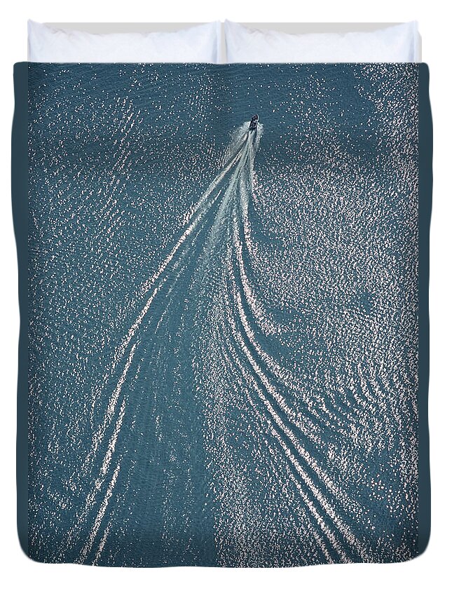 Wake Duvet Cover featuring the photograph Speedboat And Wake by Henry Horenstein