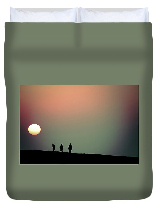 Taiwan Duvet Cover featuring the photograph Sunset And The Three Men by Sen Lin Photography