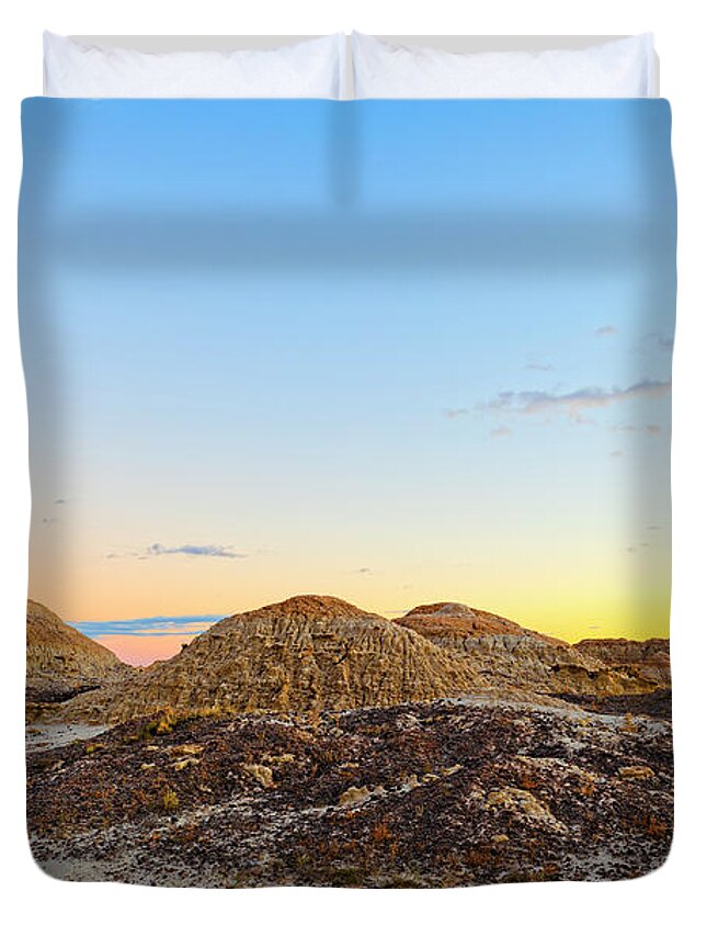 Badlands Duvet Cover featuring the photograph Sunset Beginning by Jim Thompson