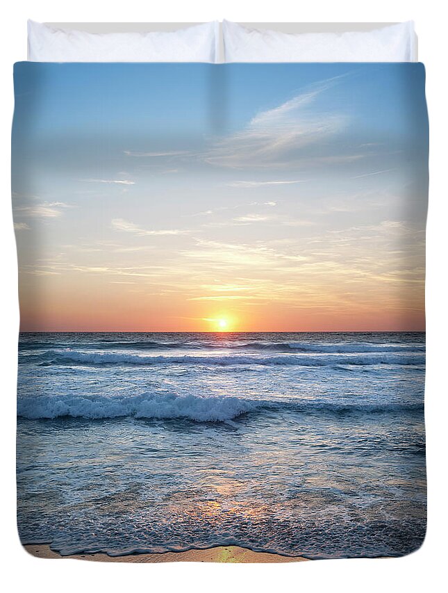 Scenics Duvet Cover featuring the photograph Sunset Over The Sea by Malerapaso