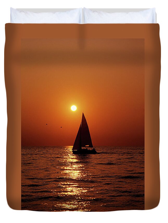 Recreational Pursuit Duvet Cover featuring the photograph Sunset Sail by Tammy616