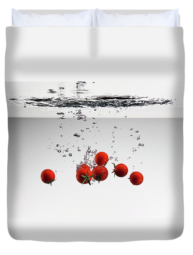 Underwater Duvet Cover featuring the photograph Tomatoes Falling Into Water by Pier