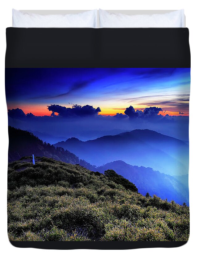 Scenics Duvet Cover featuring the photograph Twilight by Thunderbolt tw (bai Heng-yao) Photography