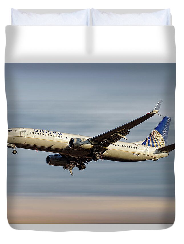 United Airlines Duvet Cover featuring the mixed media United Airlines Boeing 737-824 by Smart Aviation