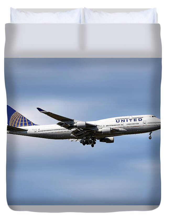 United Airlines Duvet Cover featuring the mixed media United Airlines Boeing 747-422 by Smart Aviation