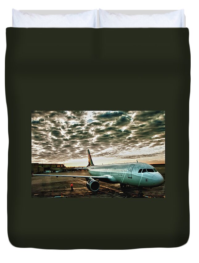 Mid-air Duvet Cover featuring the photograph Waiting To Fly by Mark Shaiken - Photography