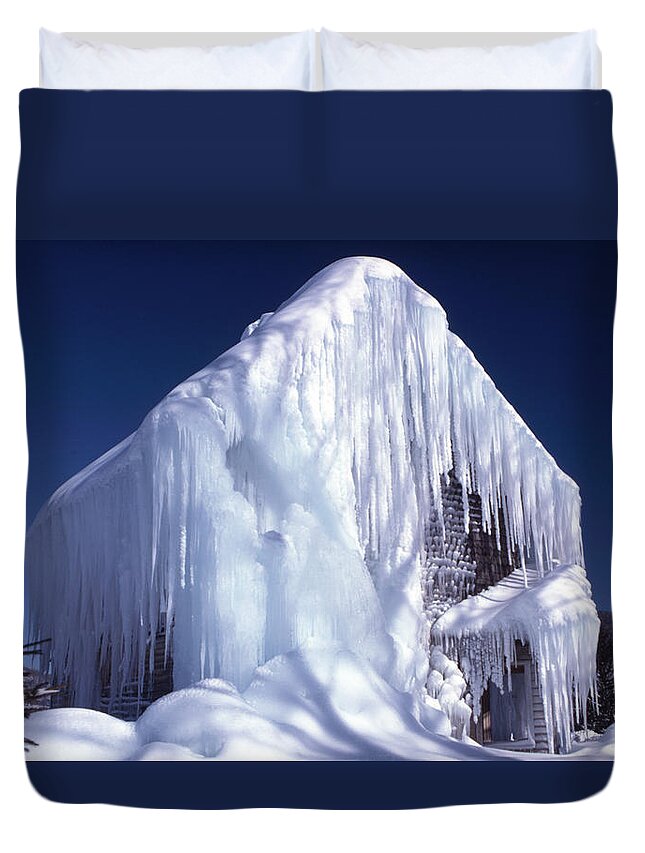 Tranquility Duvet Cover featuring the photograph Winter Lanndscape With Ice House by Richard Felber