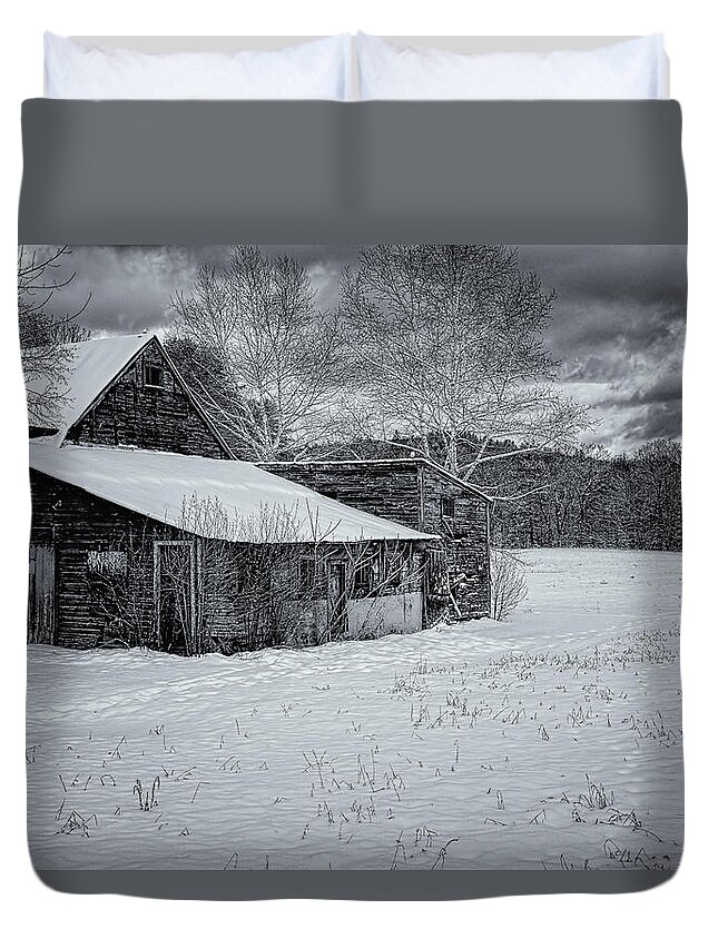 Hayward Garden Putney Vermont Duvet Cover featuring the photograph Brookline Barn #1 by Tom Singleton