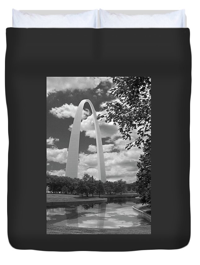 Landmarks Duvet Cover featuring the photograph Jefferson National Expansion Memorial by Mike McGlothlen
