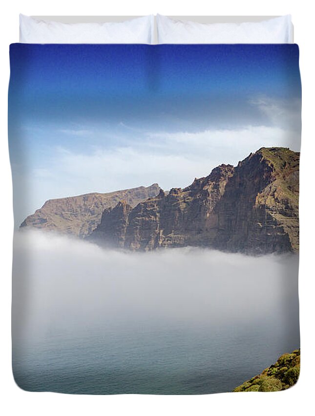 Fog Duvet Cover featuring the photograph Los Gigantes #1 by Gavin Lewis