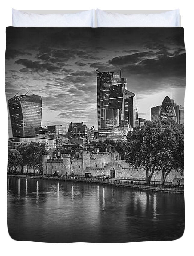 London Duvet Cover featuring the photograph Tower of London at Sunrise #1 by Pierre Blache