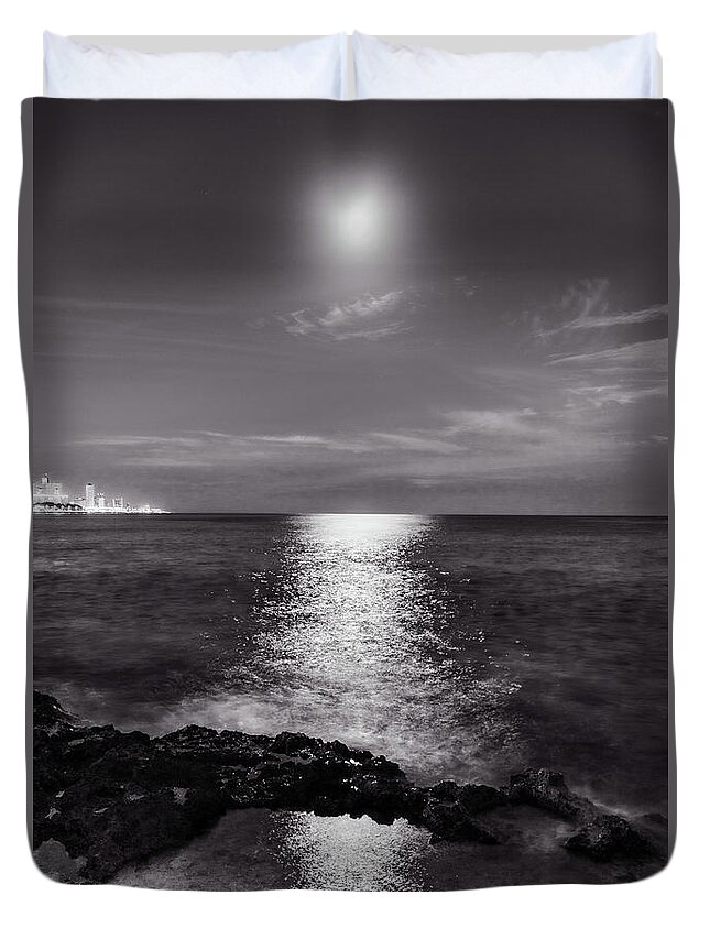 Cuba Duvet Cover featuring the photograph Moonset by David Lee