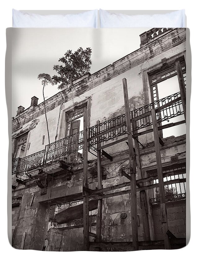 Cuba Duvet Cover featuring the photograph Abandoned Havana Building by M Kathleen Warren