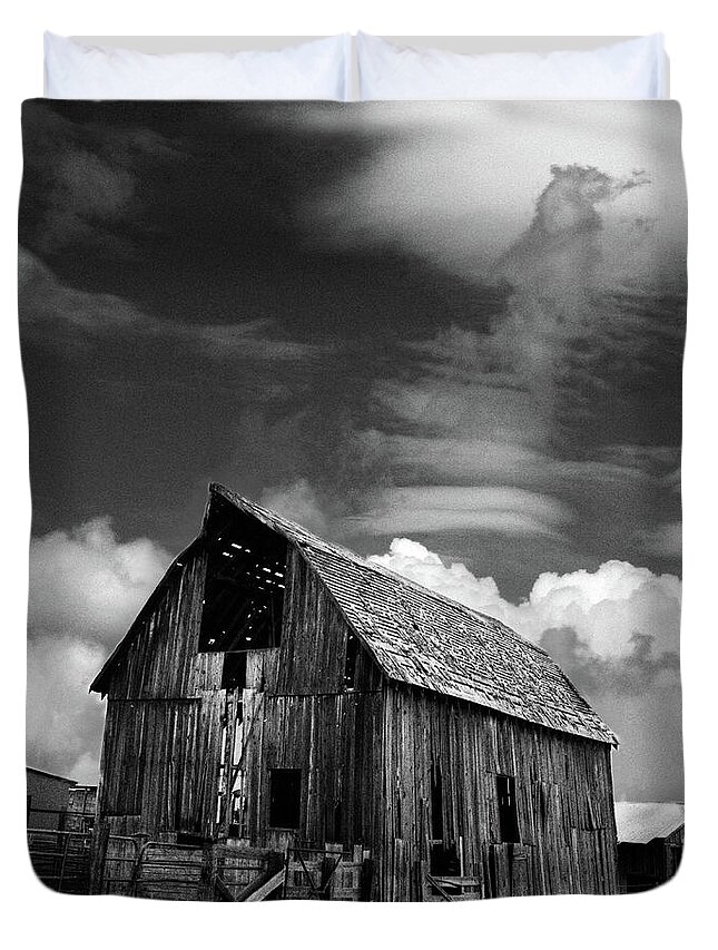 Landscape Duvet Cover featuring the photograph Barn in America by WonderlustPictures By Tommaso Boddi
