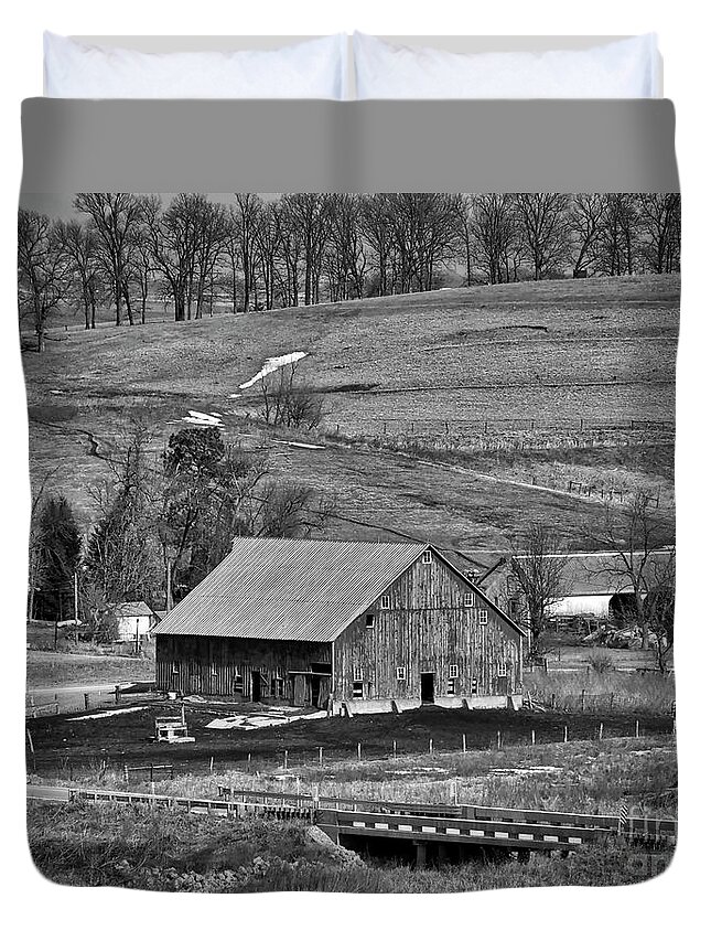 Farms Duvet Cover featuring the digital art Barn In The Valley by Kirt Tisdale