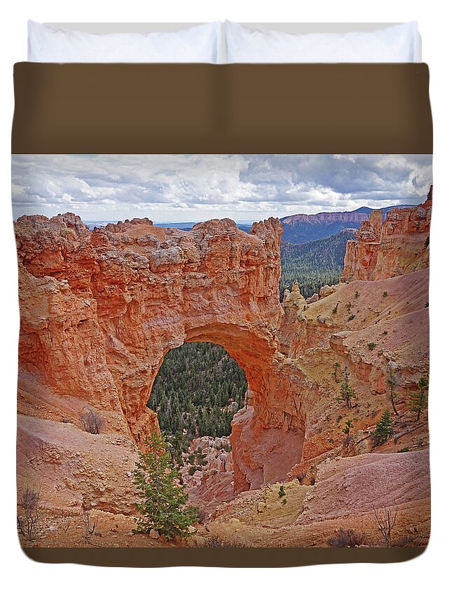 Bryce Canyon National Park Duvet Cover featuring the photograph Bryce Canyon National Park - Window by Yvonne Jasinski