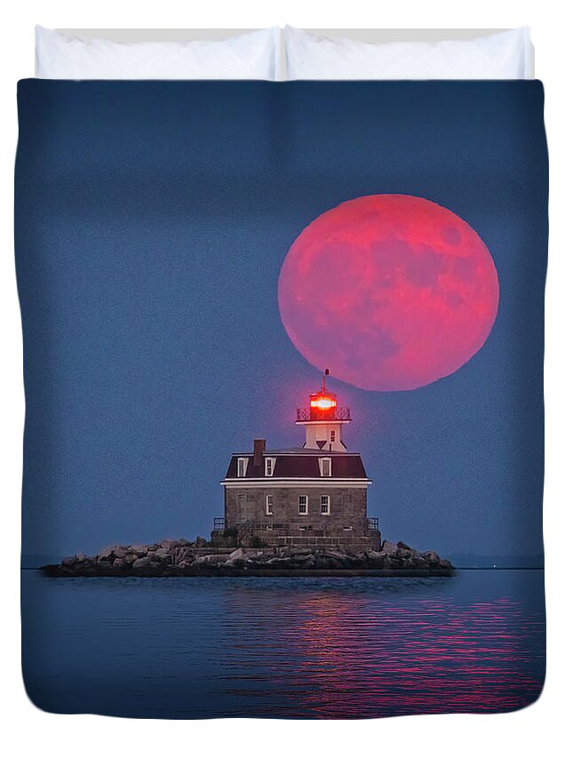 Penfield Reef Lighhouse Duvet Cover featuring the photograph Buck Full Moon CT by Susan Candelario