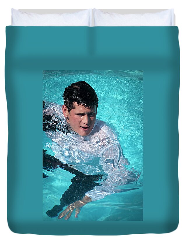 Dv8ca Duvet Cover featuring the photograph Caz in the pool, suited by Jim Whitley