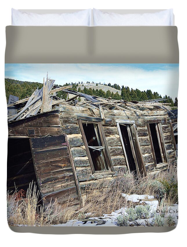 Old Buildings Duvet Cover featuring the photograph Comet Derelict Housing by Kae Cheatham