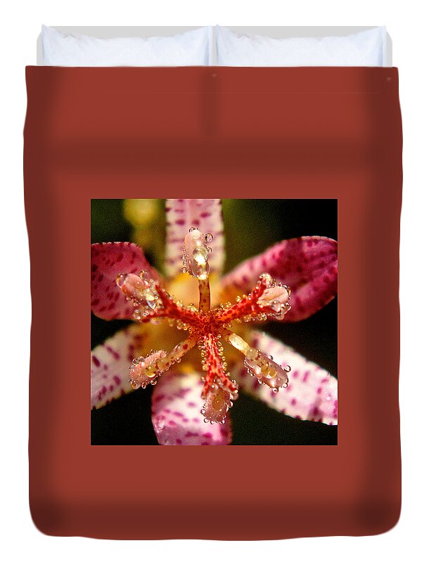 Flower Duvet Cover featuring the photograph Dropmatica by Richard Cummings