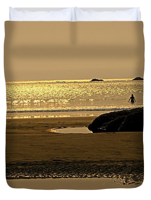 Beach Duvet Cover featuring the photograph Evening Ocean Silhouettes by David Desautel