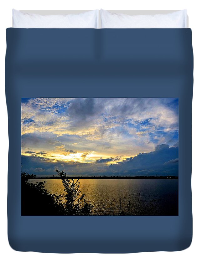 Sunset Duvet Cover featuring the photograph Evening's Last Glow on the Delaware River by Linda Stern