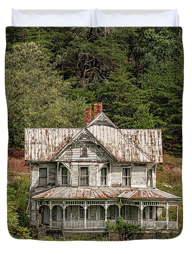 Farnhouse Duvet Cover featuring the photograph Farmhouse on Indian Creek by Bob Bell