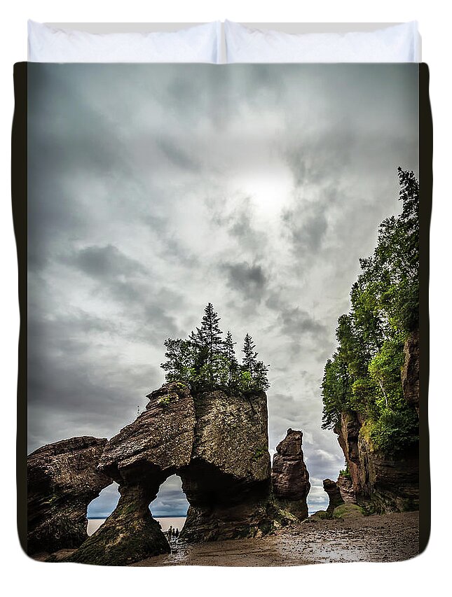 Hopewell Rocks Duvet Cover featuring the photograph Flowerpot Rocks of Hopewell by Linda Villers