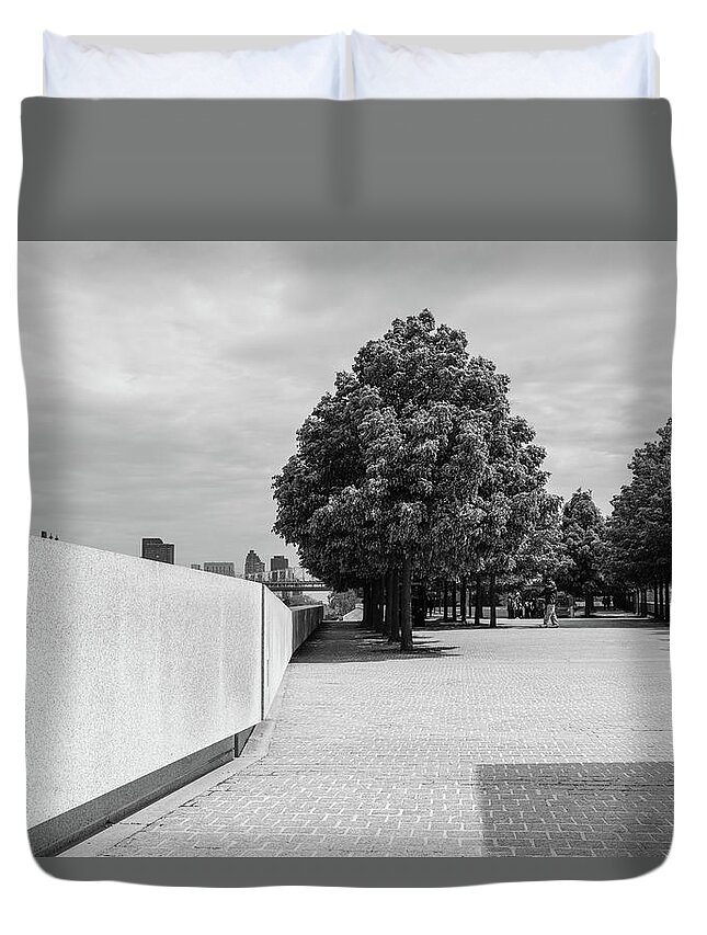 New York Duvet Cover featuring the photograph Four Freedom Memorial 2 by Alberto Zanoni