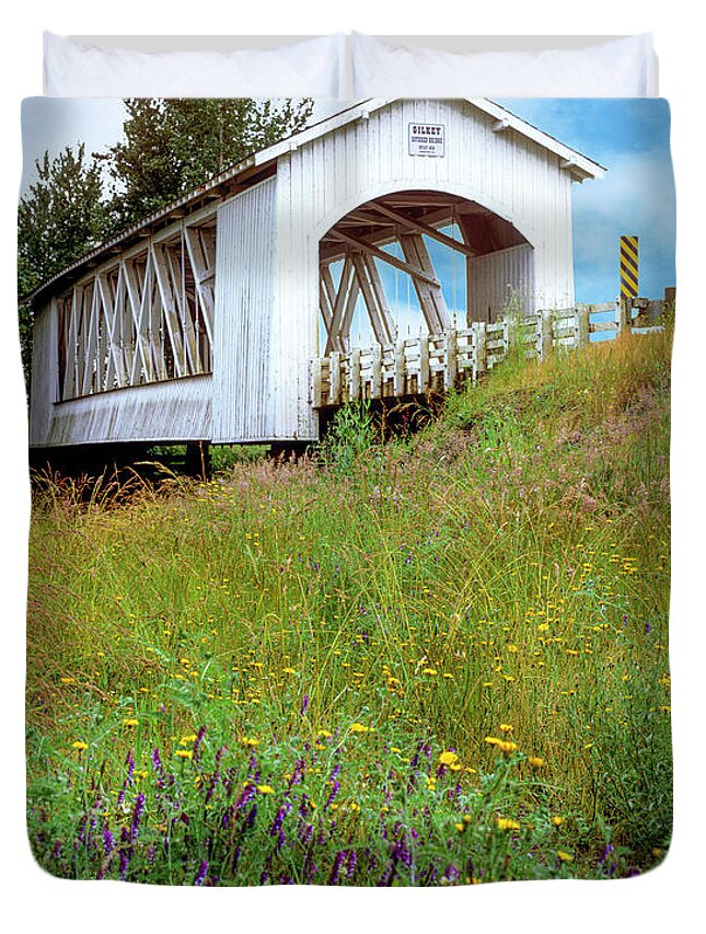 Usa Duvet Cover featuring the photograph Gilkey Bridge by Randy Bradley