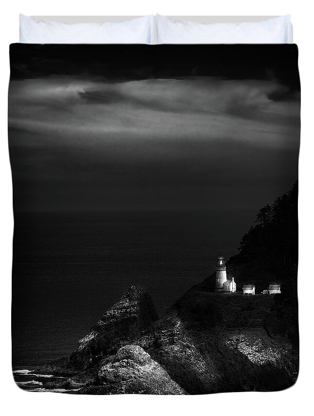 Heceta Head Lighthouse Duvet Cover featuring the photograph Heceta Head Lighthouse by Doug Sturgess