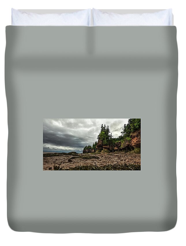 Hopewell Rocks Duvet Cover featuring the photograph Hopewell Rocks Low Tide by Linda Villers