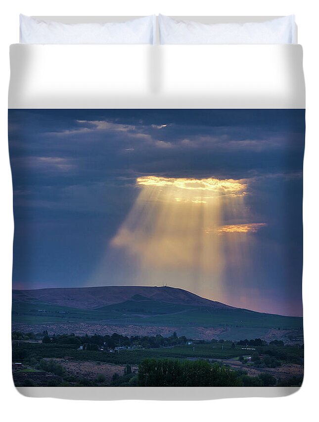 Light From Heaven Duvet Cover featuring the photograph Light from heaven by Lynn Hopwood