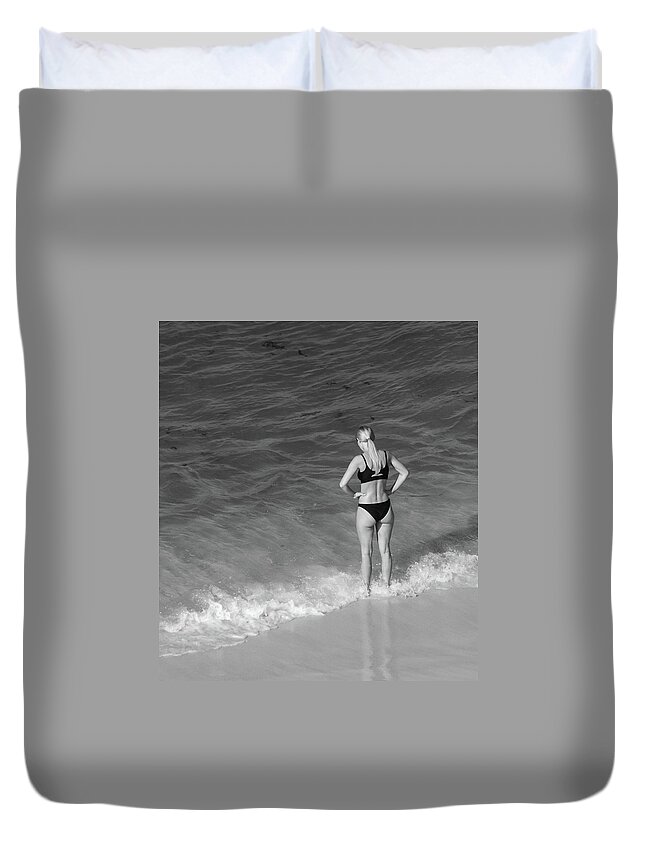 Ocean Duvet Cover featuring the photograph Looking down by Jamie Tyler