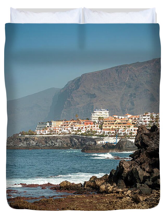 Los Gigantes Duvet Cover featuring the photograph Los Gigantes by Gavin Lewis