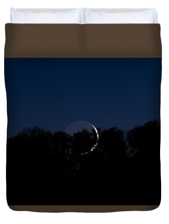 Photography Duvet Cover featuring the photograph Moon in the treetops. by Evan Foster