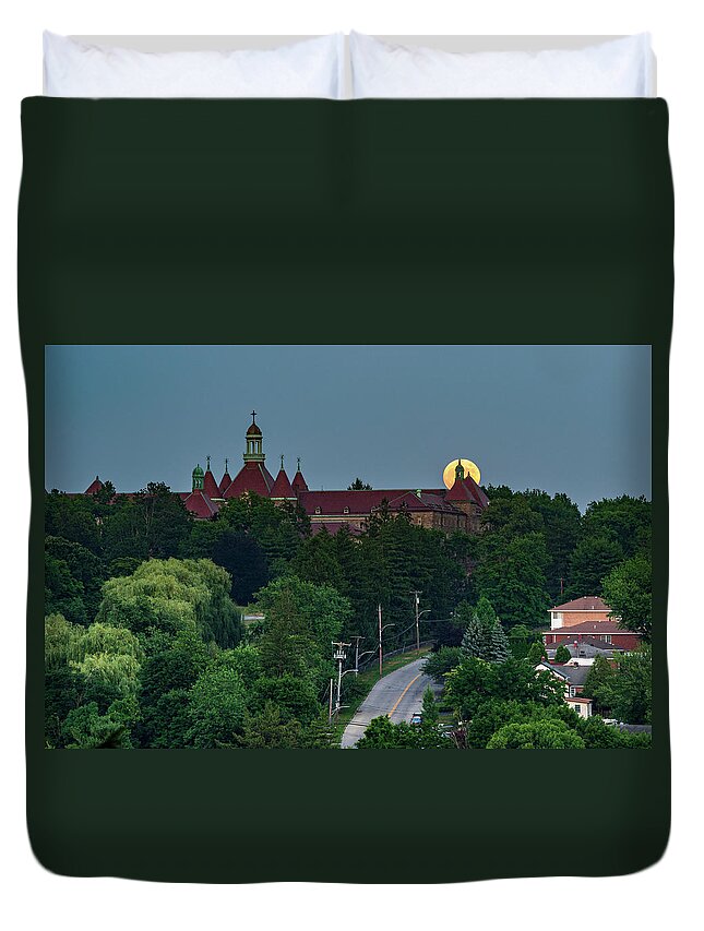 Dunwoodie Duvet Cover featuring the photograph Moonrise over Dunwoodie by Kevin Suttlehan