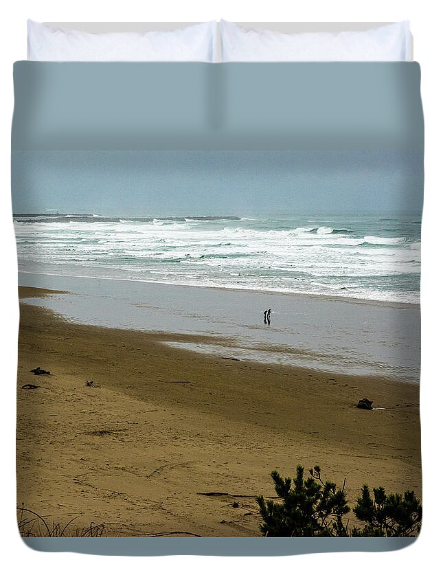 Newport Waves 1 Duvet Cover featuring the photograph Newport Waves 2 by Tom Cochran