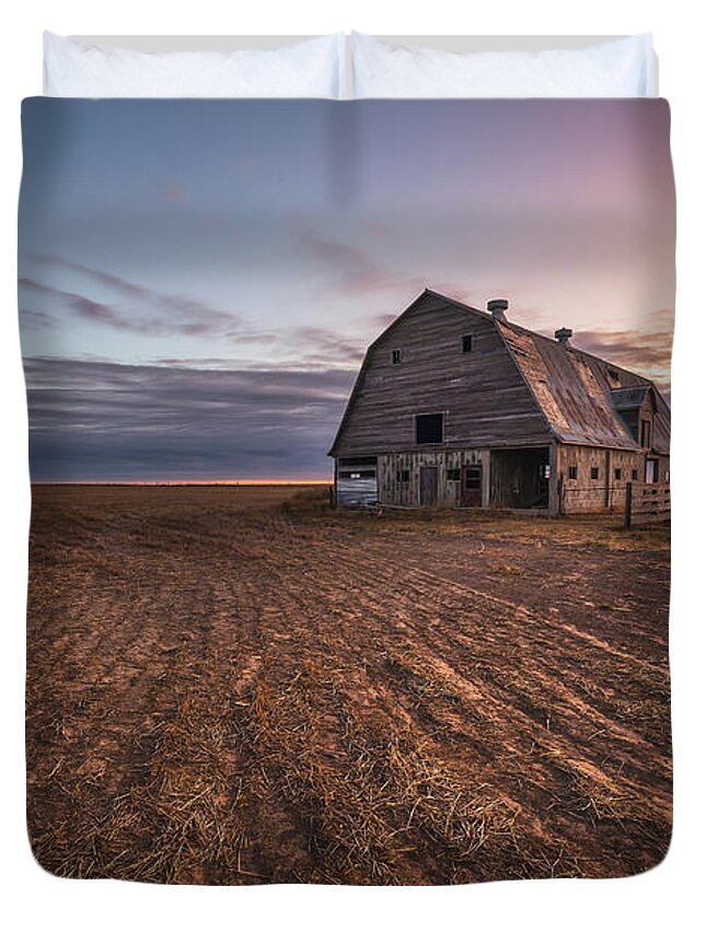 Kansas Duvet Cover featuring the photograph Old Barn Ready For A New Day by Darren White