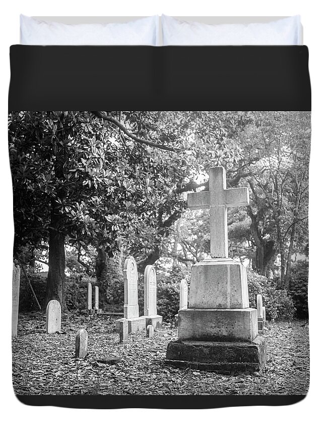 Beaufort Duvet Cover featuring the photograph Old Burying Ground - Beaufort North Carolina by Bob Decker