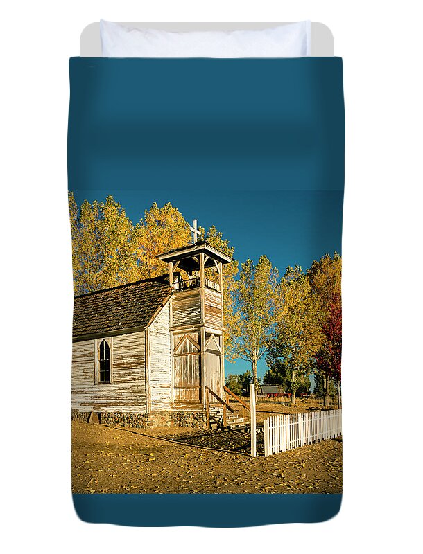 Lassen Duvet Cover featuring the photograph Old Castantia Church by Mike Lee