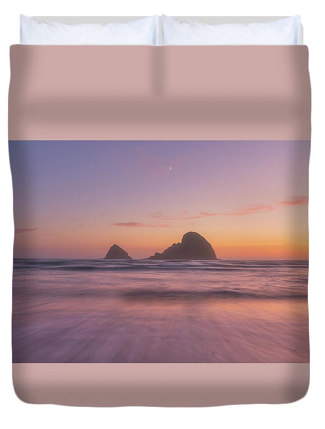 Oregon Duvet Cover featuring the photograph Oregon Moonset by Darren White