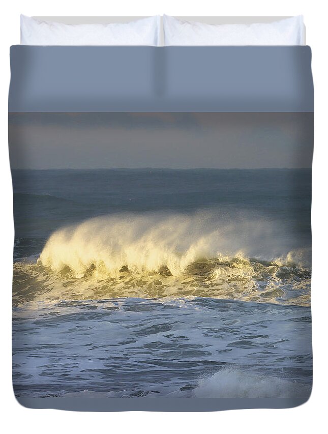 Pacific Wave Duvet Cover featuring the digital art Pacific Wave In The Morning Sun And Wind by Tom Janca