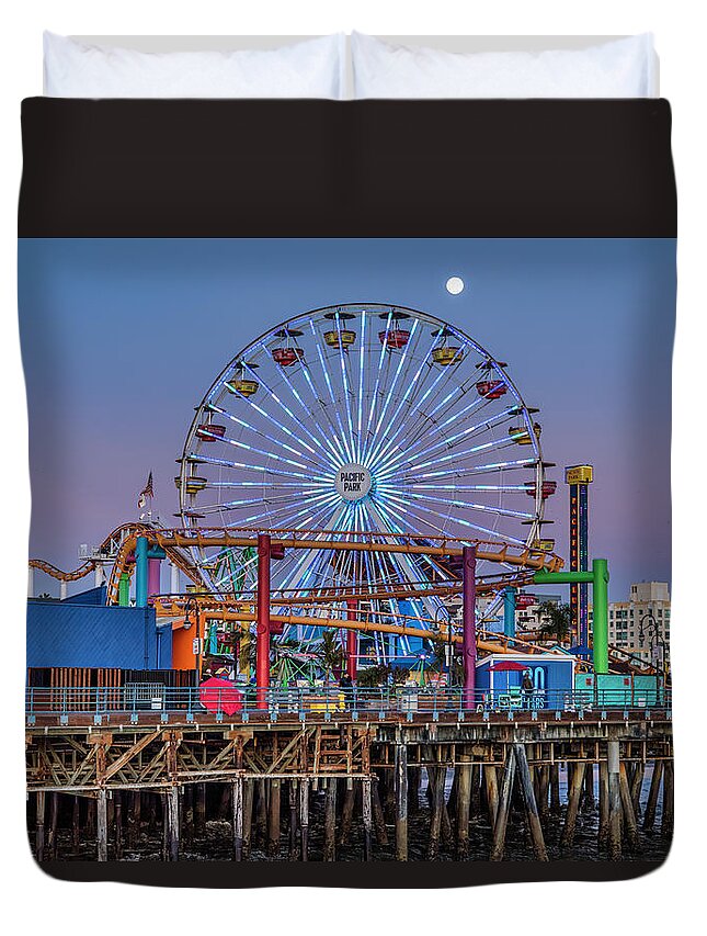 Ferris Wheel Duvet Cover featuring the photograph Pacific Wheel At Sunset With A Full Moon by Gene Parks