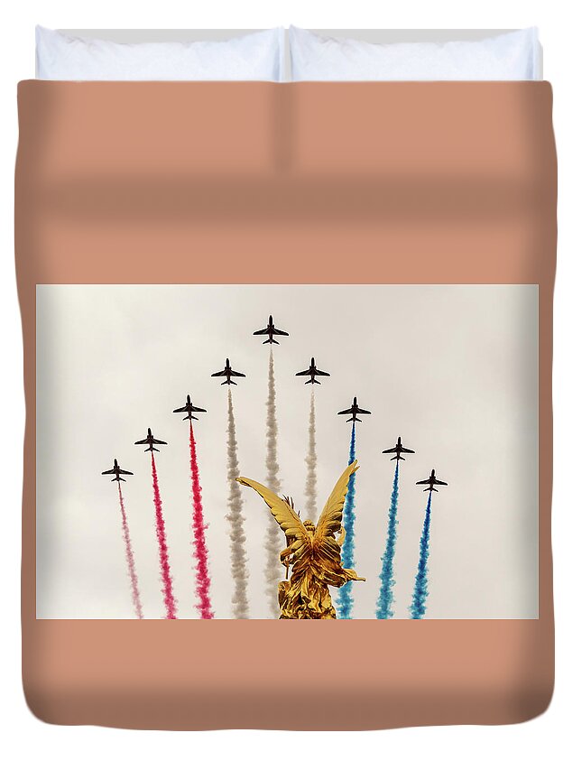 Raf Duvet Cover featuring the photograph Red Arrows over Victoria Memorial by Andrew Lalchan