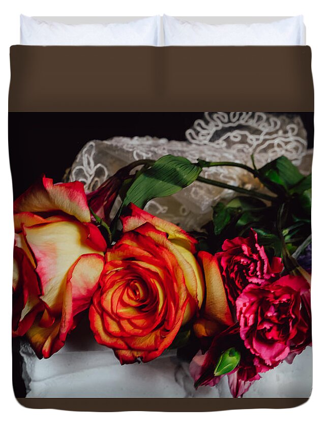 Flowers Roses Canada France Utah Wisconsin Door County Michigan Nebraska Oakland A Beverly Hills Hollywood Washington Dc Duvet Cover featuring the photograph Roses by Windshield Photography