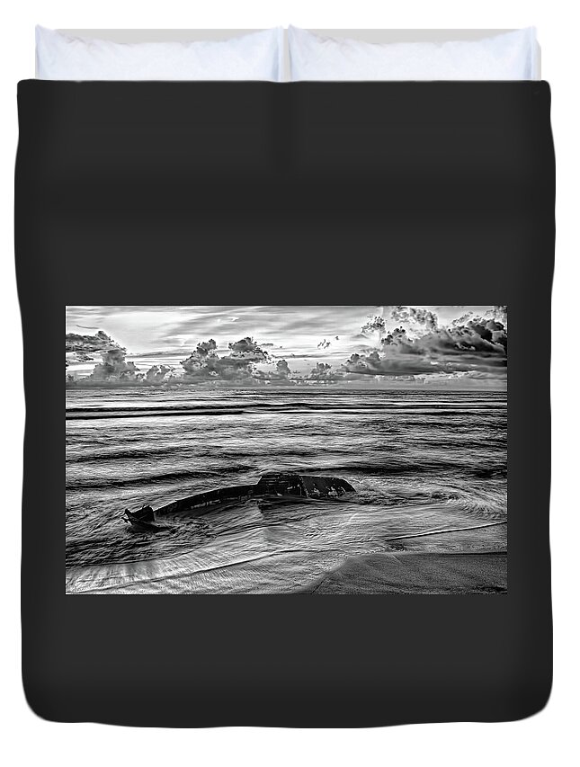 North Carolina Duvet Cover featuring the photograph Saying Goodbye to an Old Friend bw by Dan Carmichael